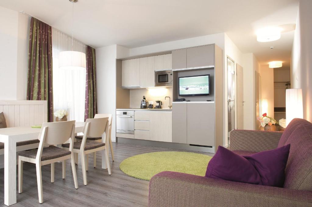 Kuchyň nebo kuchyňský kout v ubytování Hotel Holunderhof