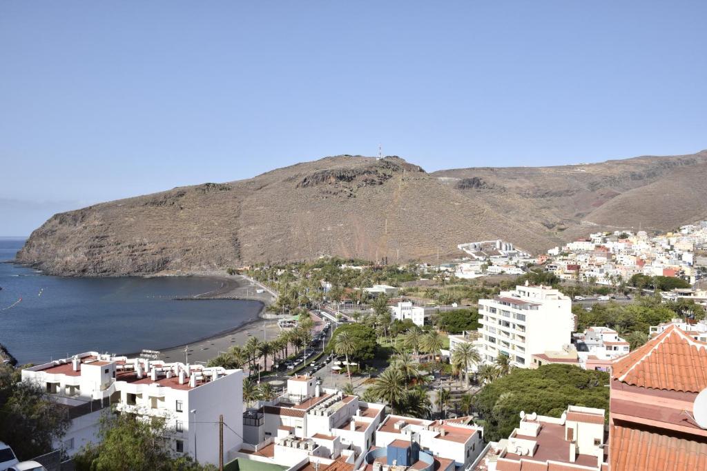 vista para uma cidade e para o oceano em Apartamento Nek em San Sebastián de la Gomera