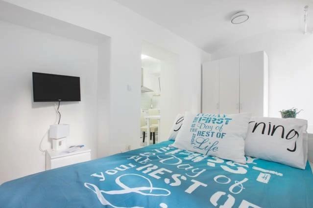 - une chambre avec un lit et une couette bleue dans l'établissement Studio Apartment Ivana, à Zagreb