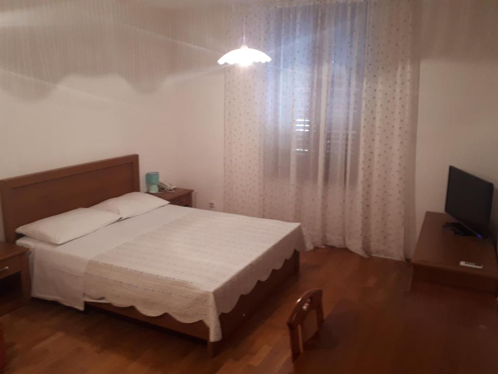 Un pat sau paturi într-o cameră la Apartments Lav Poreč