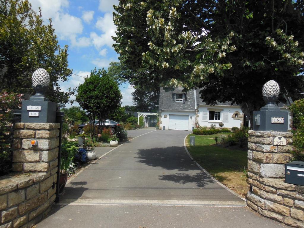 eine Auffahrt zu einem Haus mit zwei Parkuhren in der Unterkunft Ty An Eol in Saint-Évarzec