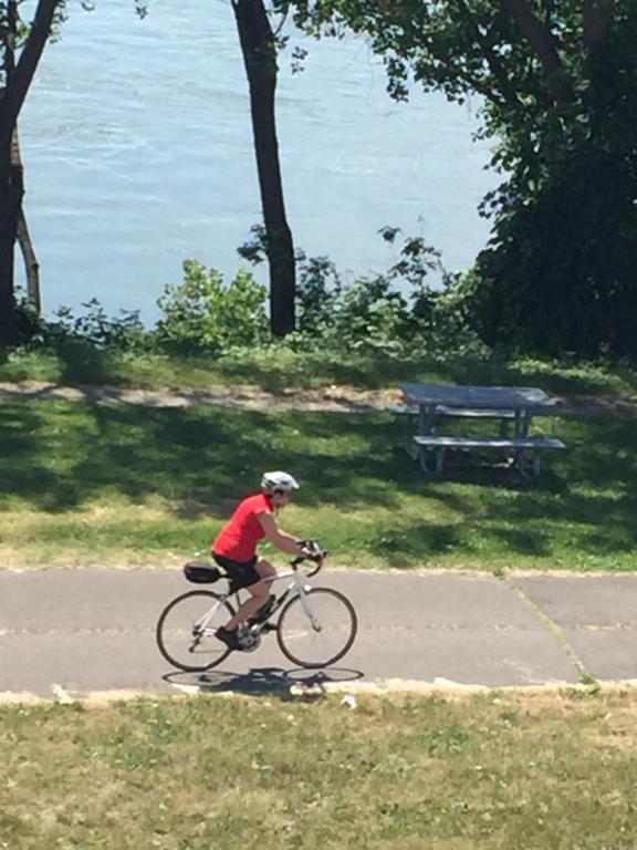 Un homme à vélo sur une route dans l'établissement Water view Apt near downtown& airport, à Montréal
