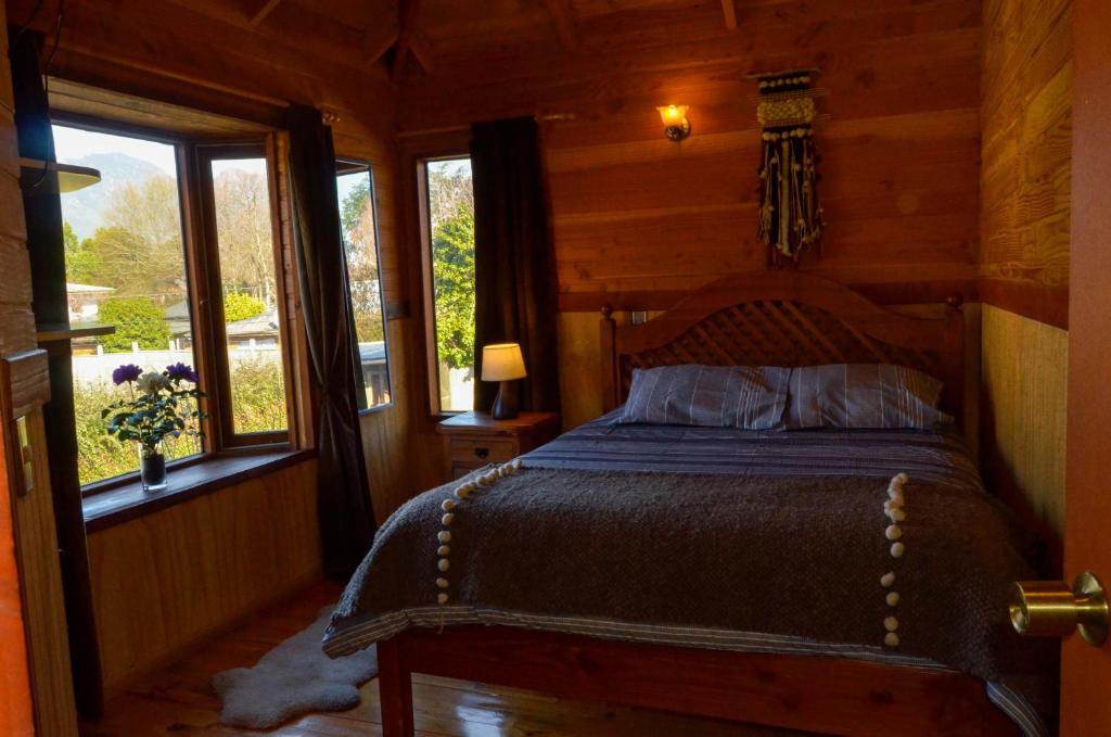 Postel nebo postele na pokoji v ubytování Hostal Pucon Sur