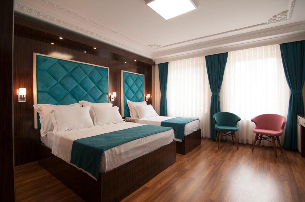 Llit o llits en una habitació de Akbiyik Suite Boutique Hotel