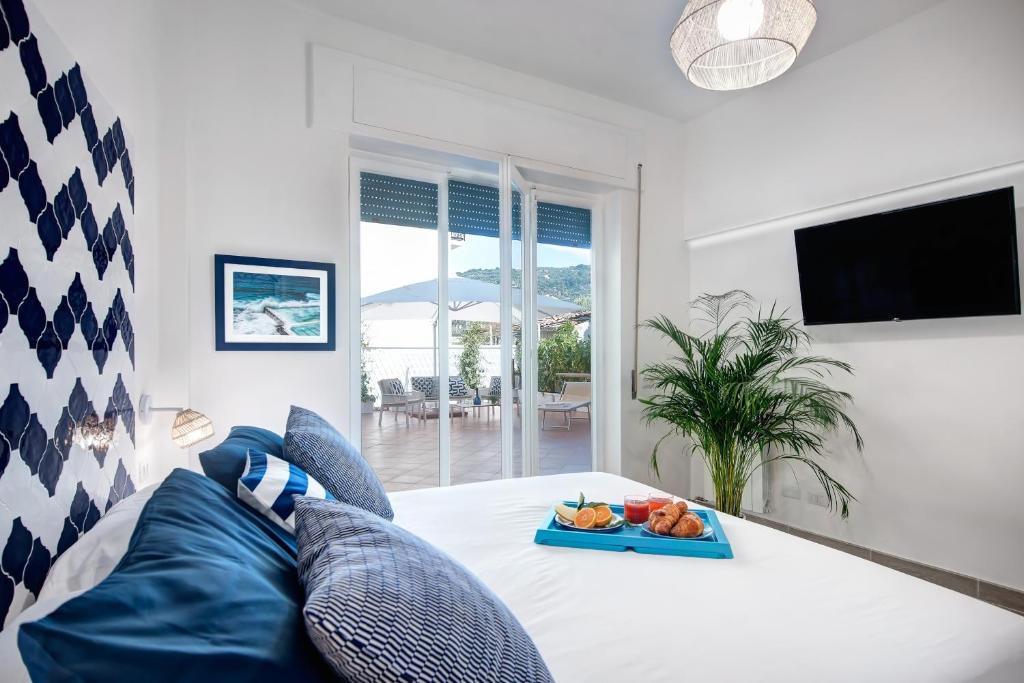 salon z kanapą i stołem z tacą z owocami w obiekcie GOCCE VILLAS - Agave Apartments Sorrento w Sorrento