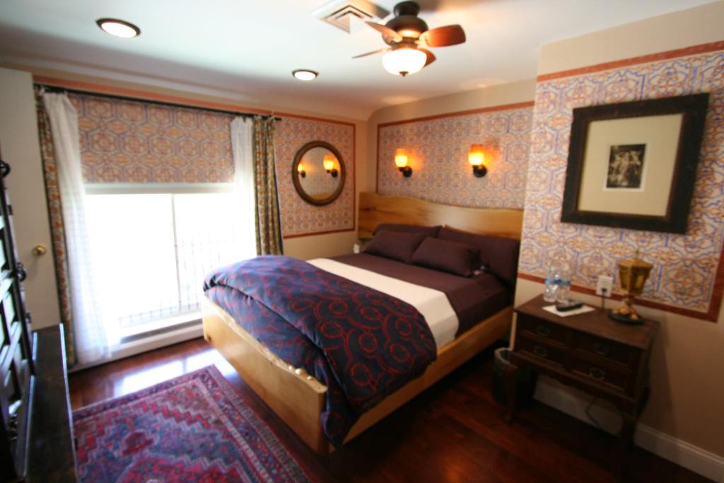 Alpenhof Bed & Breakfast - Queen Room With Pool View