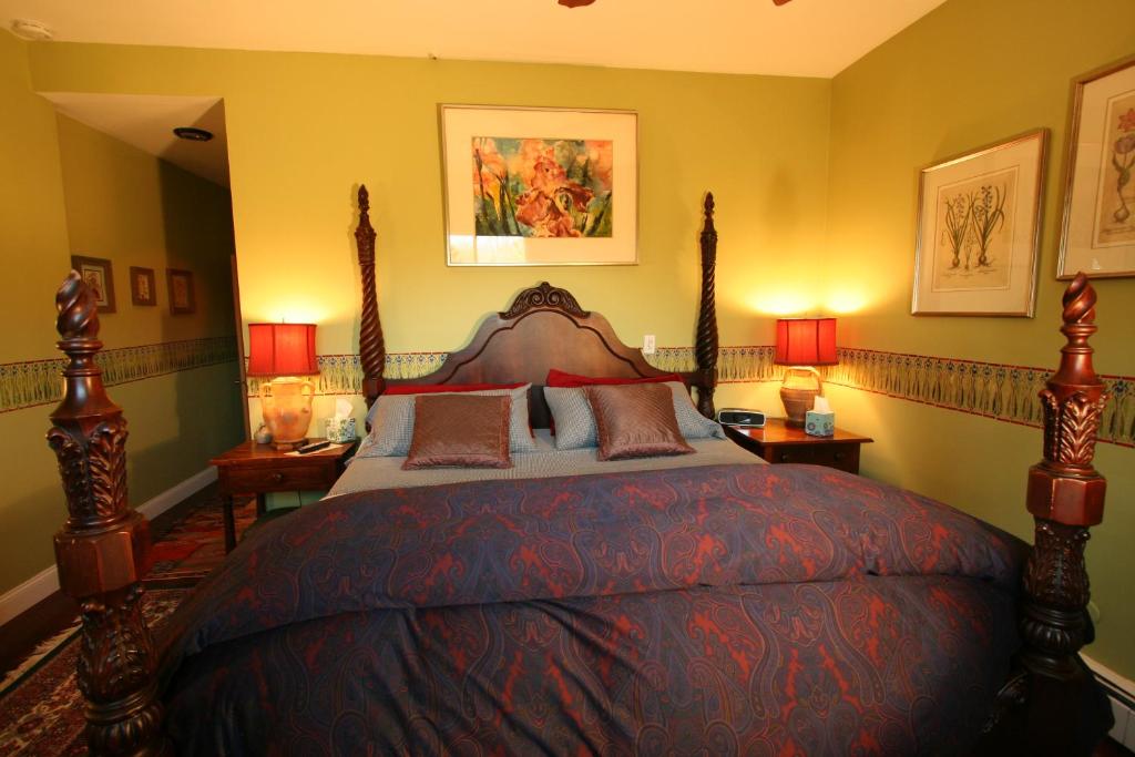 Alpenhof Bed & Breakfast - King Room With Pool View