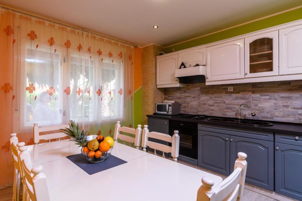 Kuchyňa alebo kuchynka v ubytovaní Apartments Lara - Split Croatia