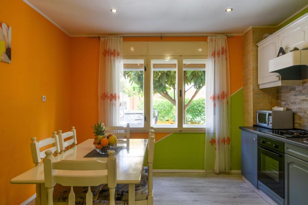Kuchyňa alebo kuchynka v ubytovaní Apartments Lara - Split Croatia