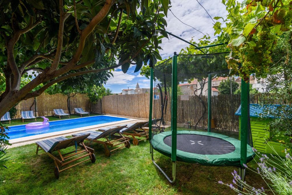 Bazén v ubytovaní Apartments Lara - Split Croatia alebo v jeho blízkosti