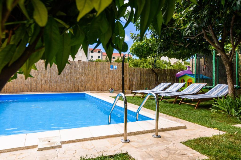 Bazén v ubytovaní Apartments Lara - Split Croatia alebo v jeho blízkosti