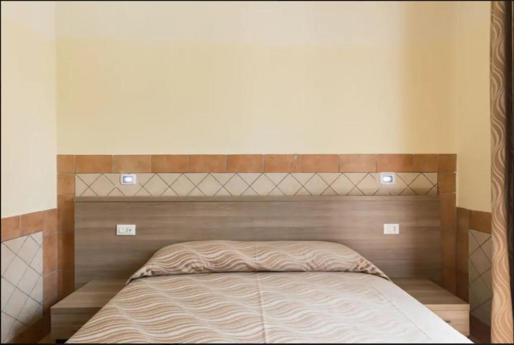 Alex Romano - Single Room With Private Bathroom