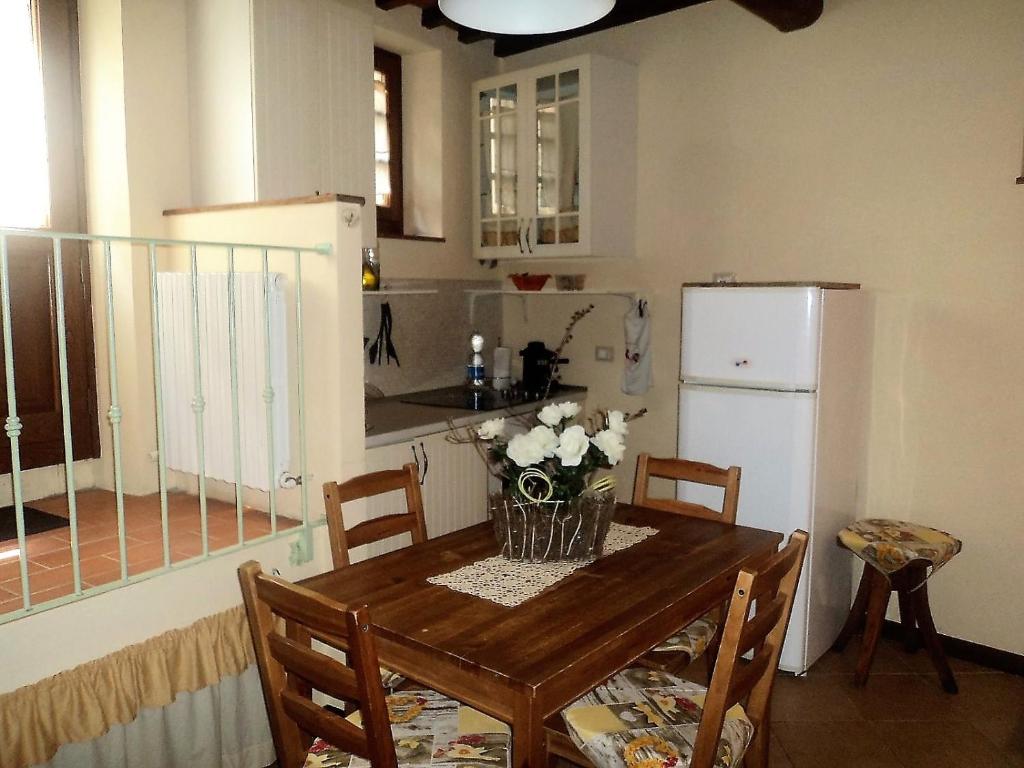 A kitchen or kitchenette at La Tana Nel Castelvecchio