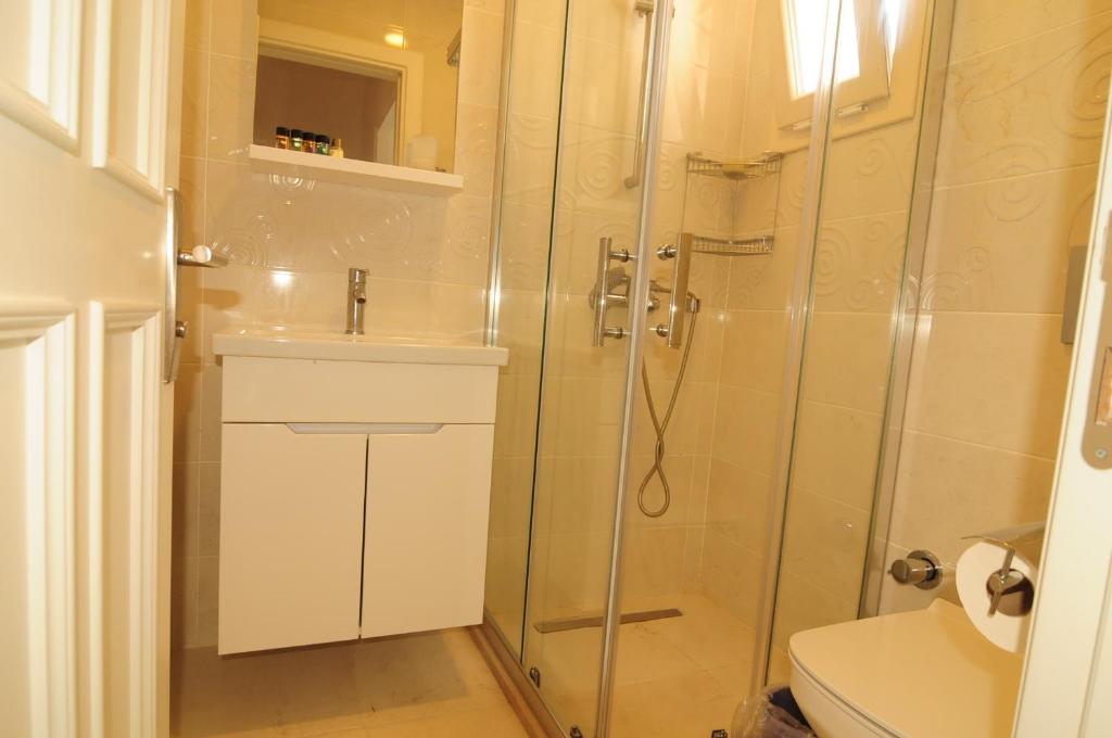 A bathroom at Alacati Eldoris Butik Hotel