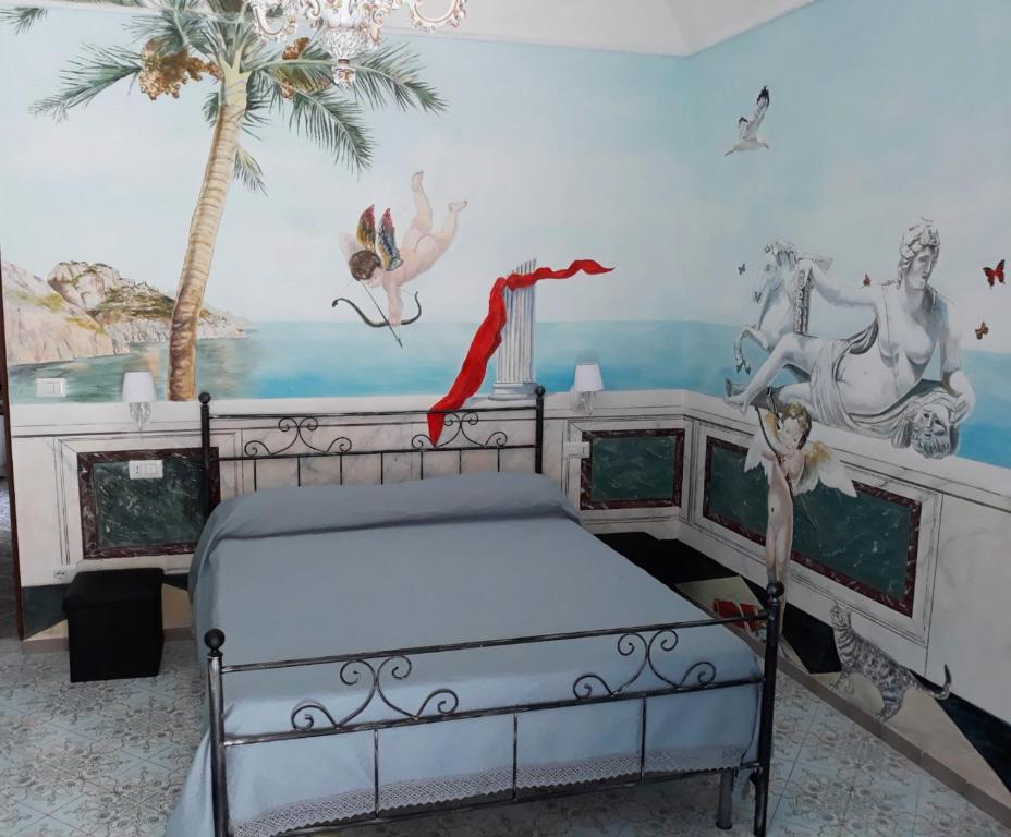 1 dormitorio con 1 cama y un mural del océano en Cupido Art House Amalfi, en Amalfi