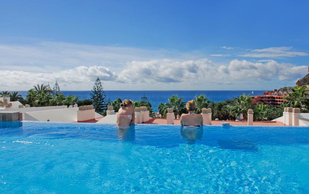eine Gruppe von Personen im Pool eines Resorts in der Unterkunft Cura Sol in Playa del Cura