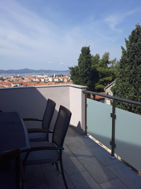 2 sillas sentadas en un balcón con vistas en Apartment Marco, en Zadar