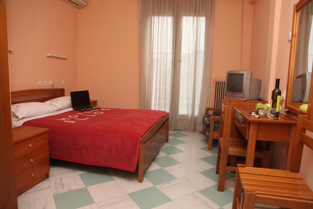 - une chambre avec un lit, un bureau et une télévision dans l'établissement Ilios, à Thessalonique