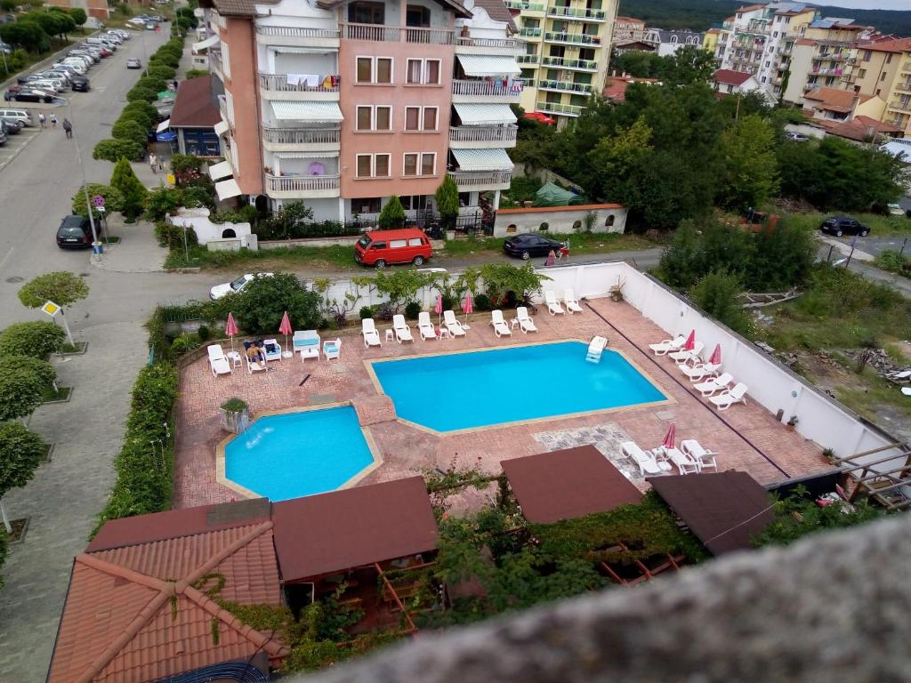 een luchtzicht op een zwembad in een stad bij Apartment Terrace under the stars in Primorsko