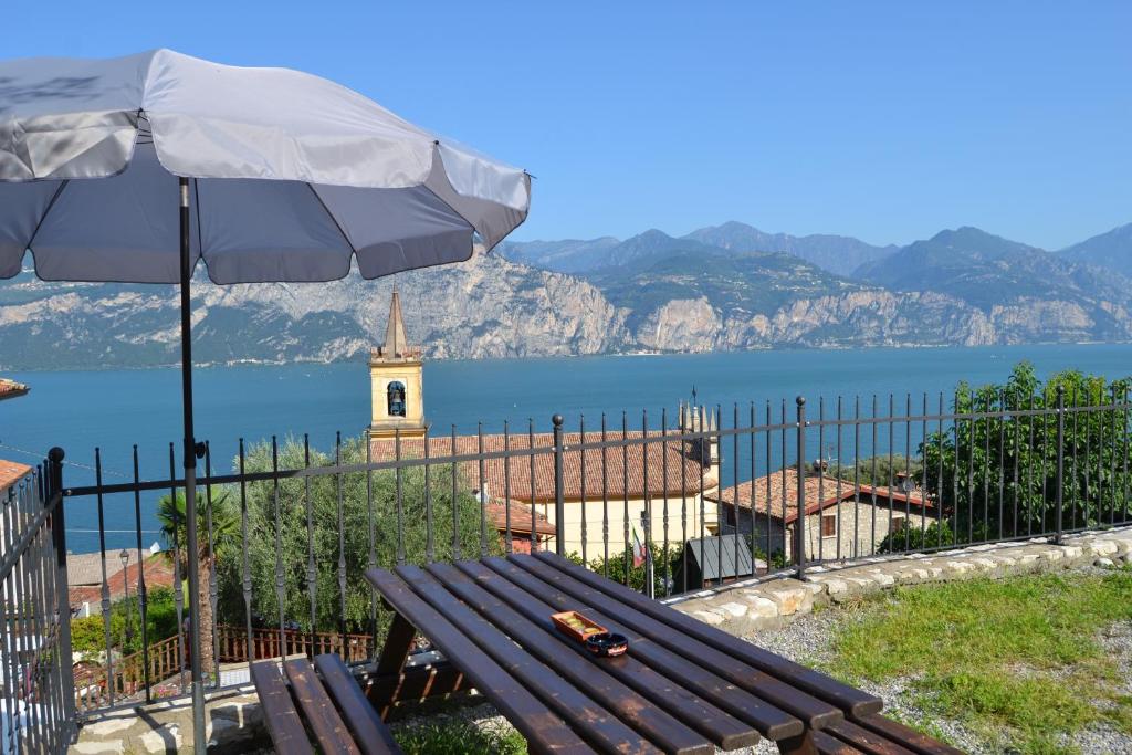 ブレンゾーネにあるCa di Venzoの水辺の景色を望むベンチ(傘付)