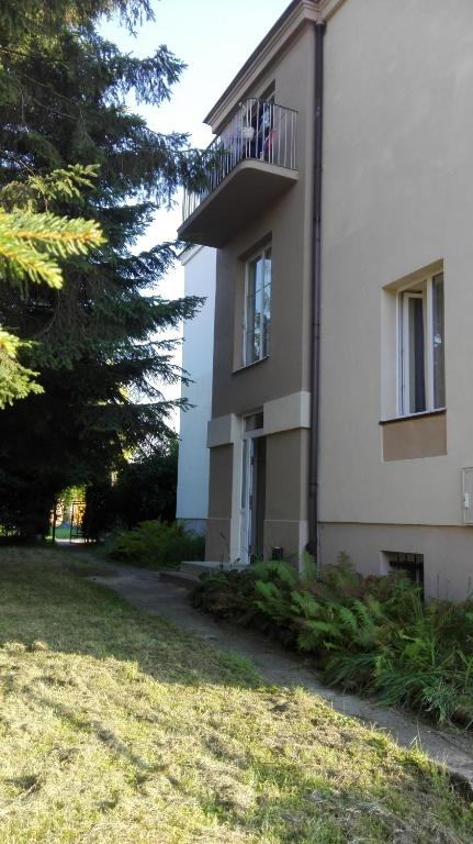 budynek z balkonem na boku w obiekcie Apartament Blue w Krośnie