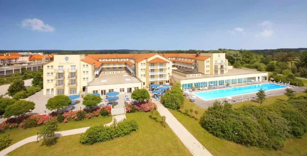 Bazén v ubytování Dorint MARC AUREL Spa & Golf Resort nebo v jeho okolí