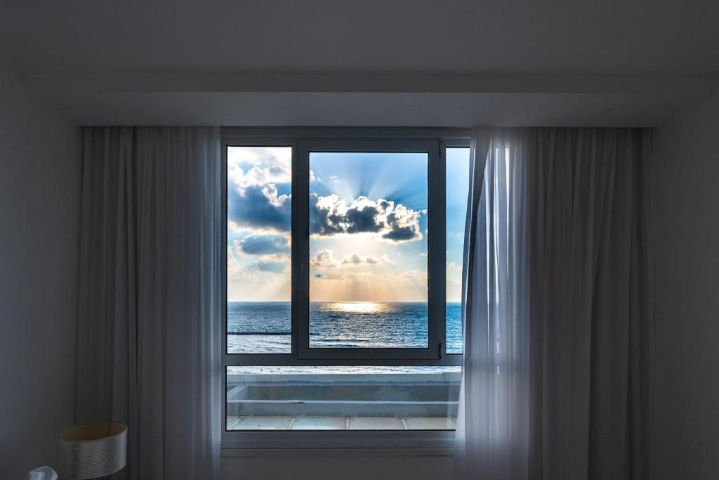 uma janela com vista para o oceano em Sea view apartment suite em Tel Aviv