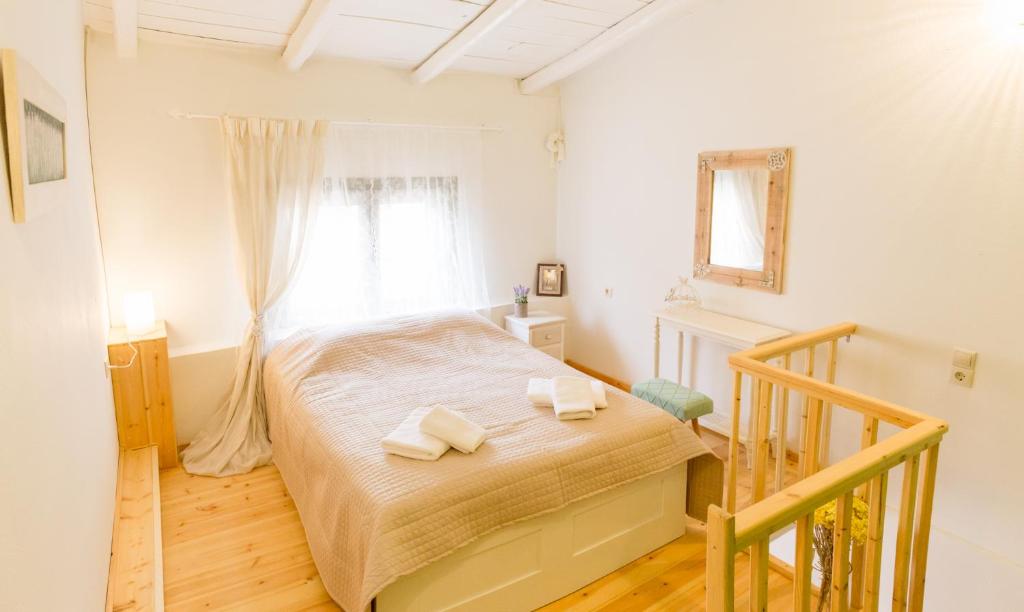 sypialnia z łóżkiem i dwoma ręcznikami na nim w obiekcie Romantic house Priotissa II w mieście Tympáki