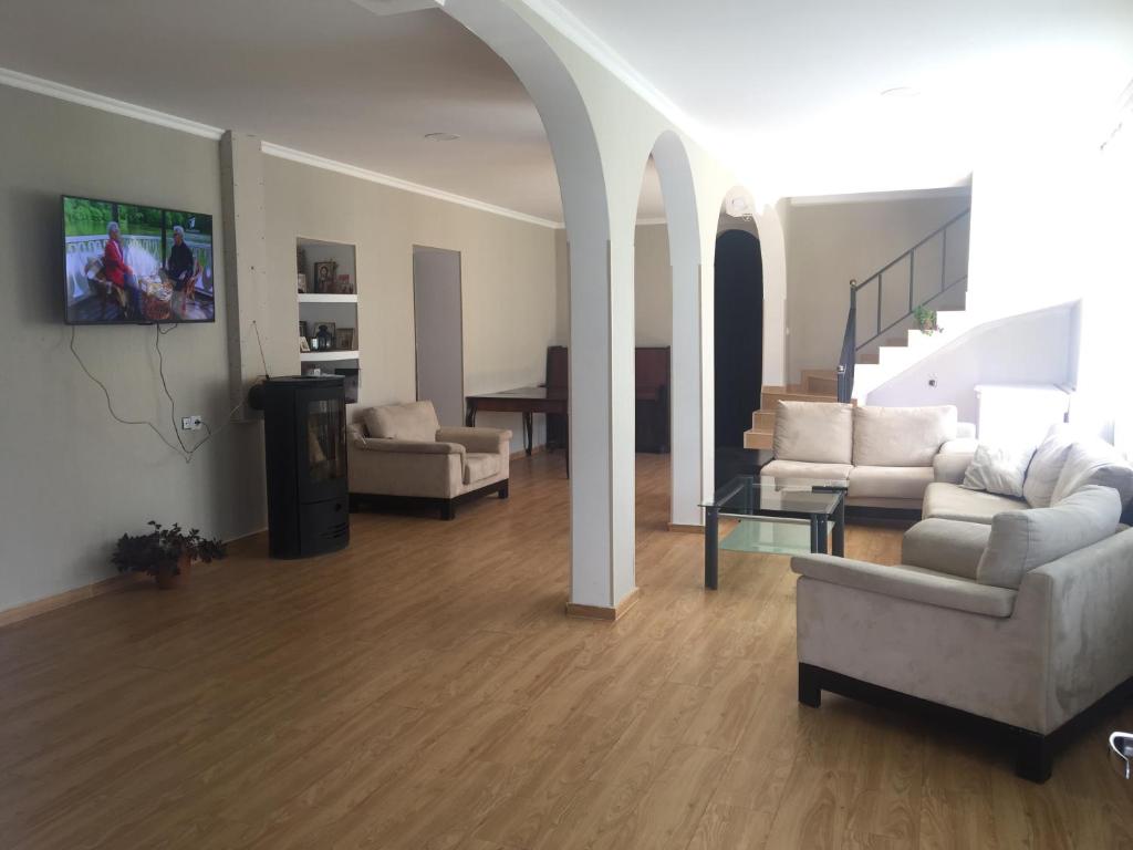 TV a/nebo společenská místnost v ubytování Teona's Guesthouse in Mestia