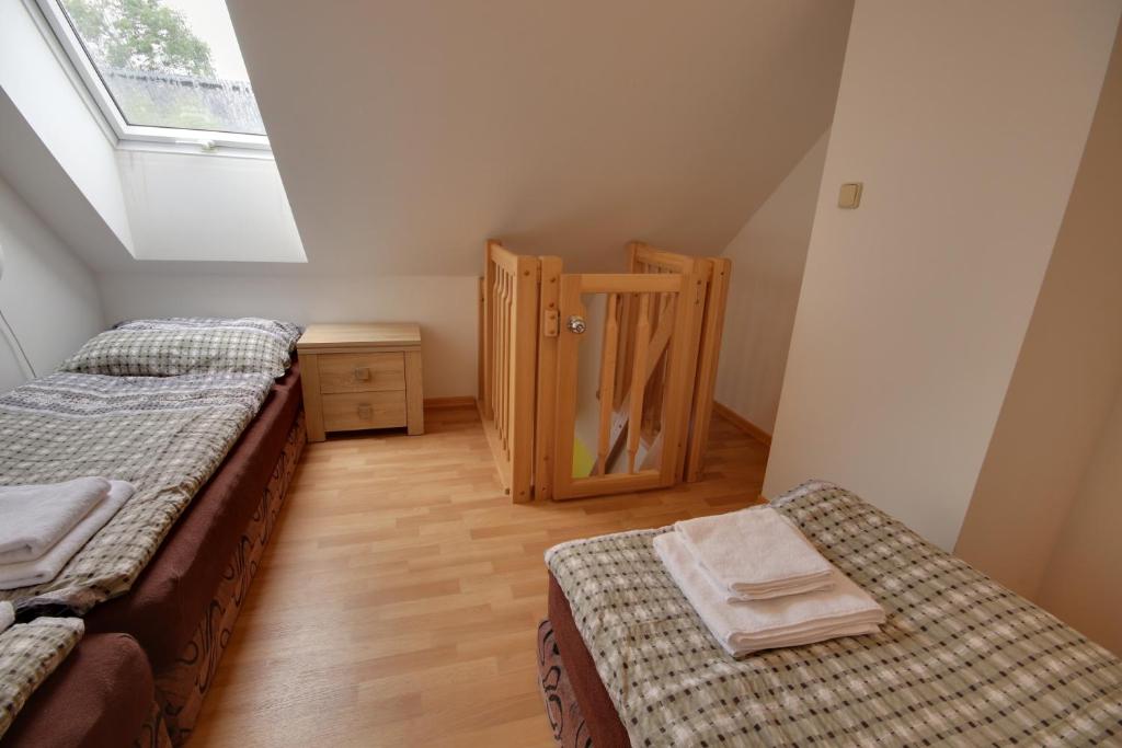 Łóżko lub łóżka w pokoju w obiekcie Guest House Pod Hájkem