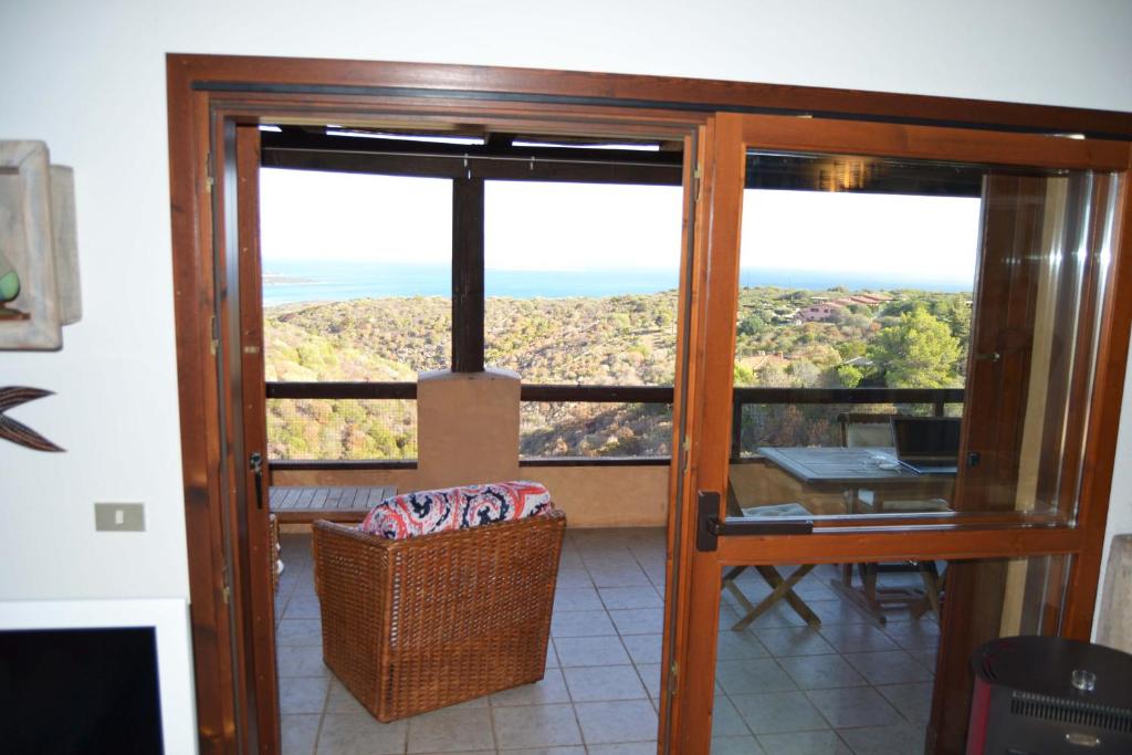 Habitación con puerta de cristal y vistas. en Le stelle di Portisco, en Marina di Portisco