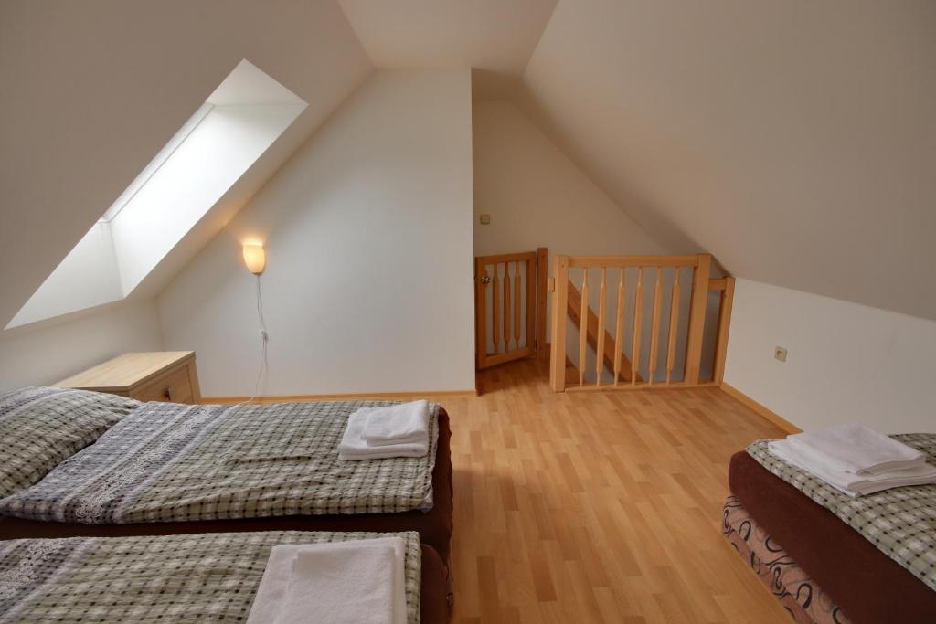Łóżko lub łóżka w pokoju w obiekcie Guest House Pod Hájkem
