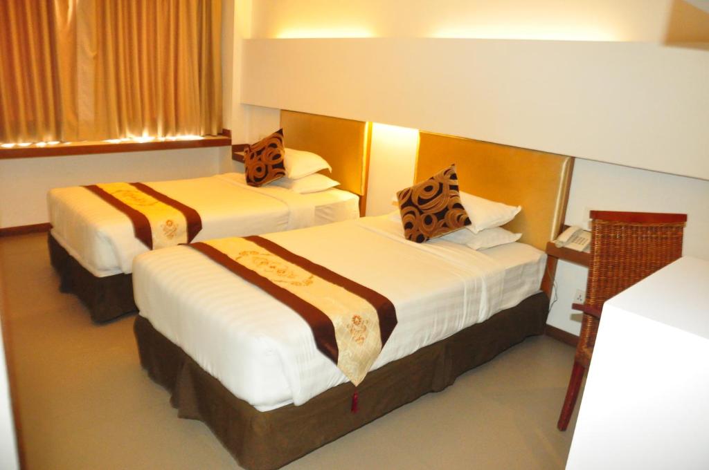 Una cama o camas en una habitación de The RGN City Lodge