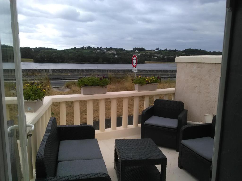 Villebernierにあるmaison de loireの川の景色を望むバルコニー(椅子付)