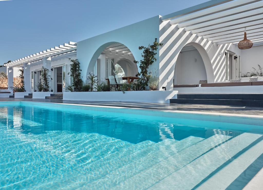 uma piscina numa villa com água azul em The Asteri Collection - Villa Maia em Ágios Nikolaos