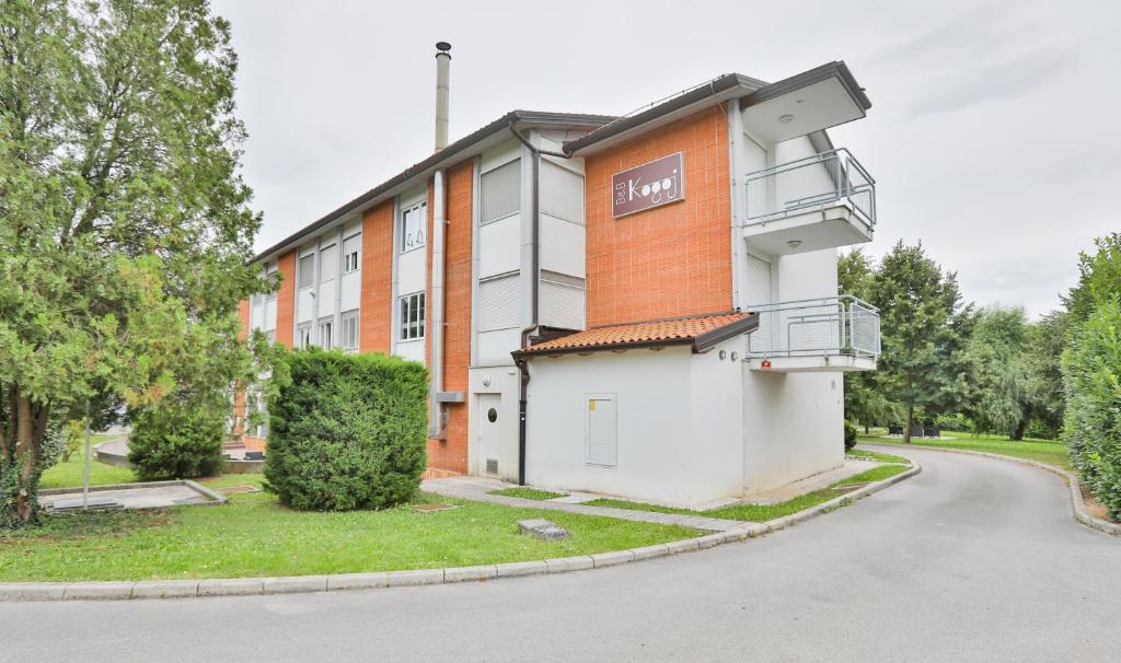 un bâtiment avec un panneau sur son côté dans l'établissement Bed and Breakfast Kogoj, à Nova Gorica