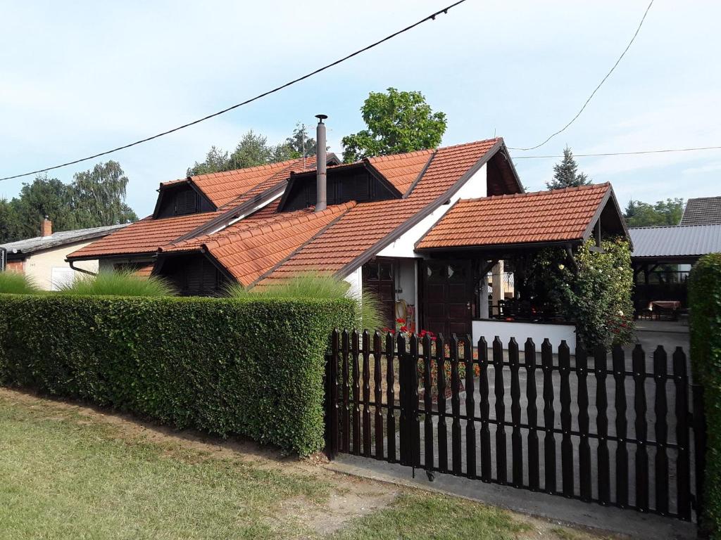 uma casa com uma cerca em frente em Kuća za odmor Breza em Legrad