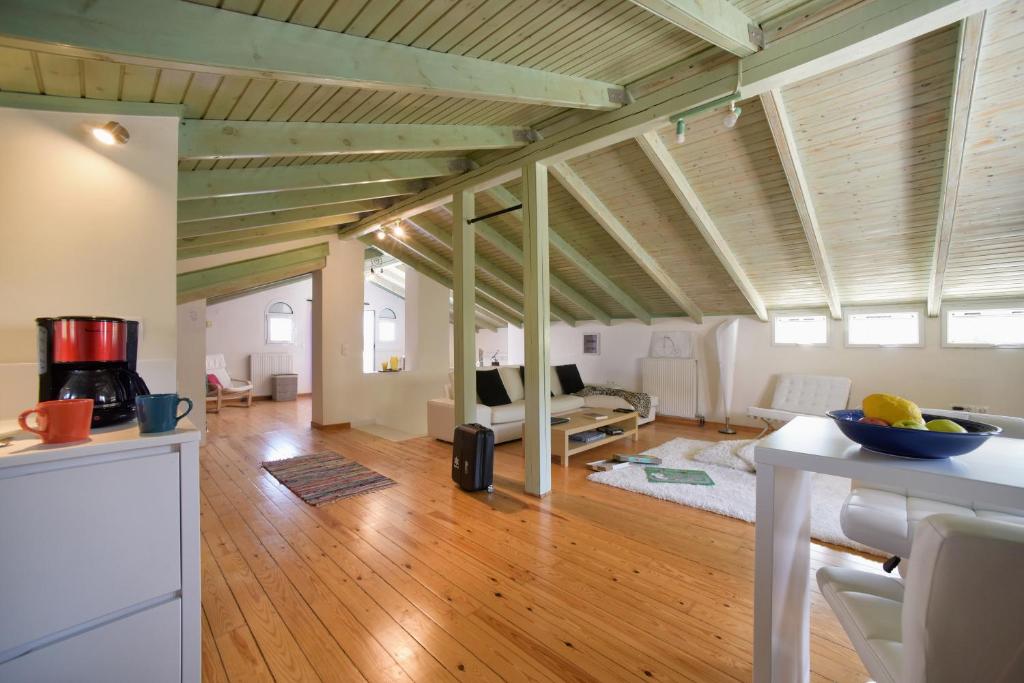 un ampio soggiorno con pavimenti e soffitti in legno di Mavres Luxury Loft ad Ágios Matthaíos