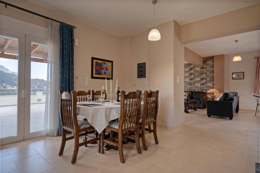 jadalnia ze stołem i krzesłami oraz salon w obiekcie Aliki Serenity Cottage w mieście Mixórrouma