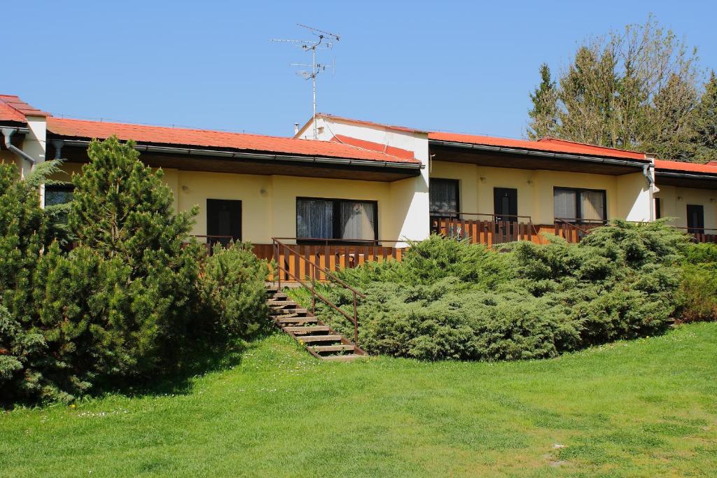una casa con césped delante en Bungalovy a ubytování Ratibořice- Zlíč, en Česká Skalice