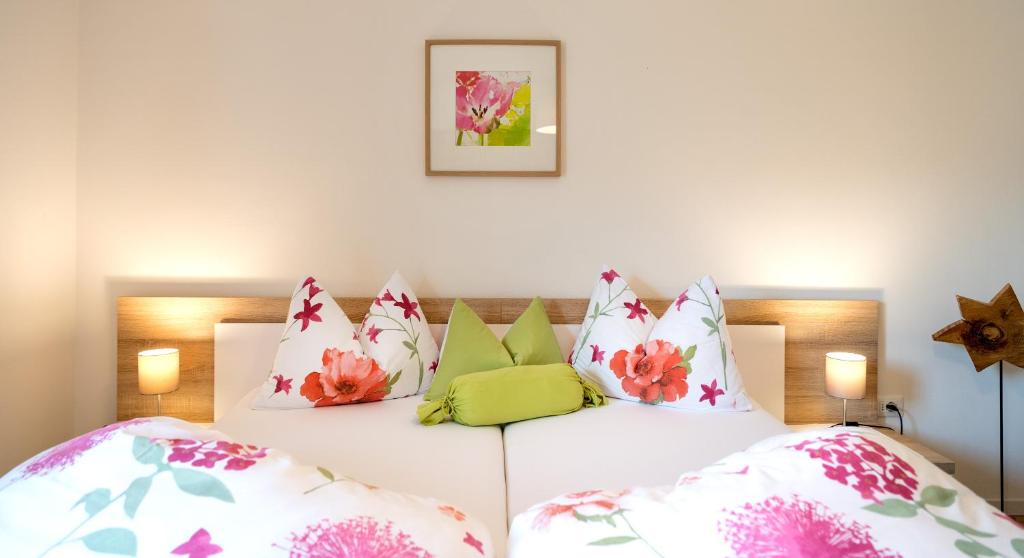 een slaapkamer met 2 bedden en kleurrijke kussens bij Niederhof life in Lana