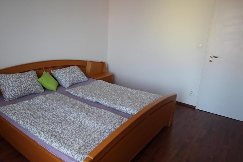 Svidova的住宿－HALEX5，一间卧室配有一张带紫色床单和枕头的床。