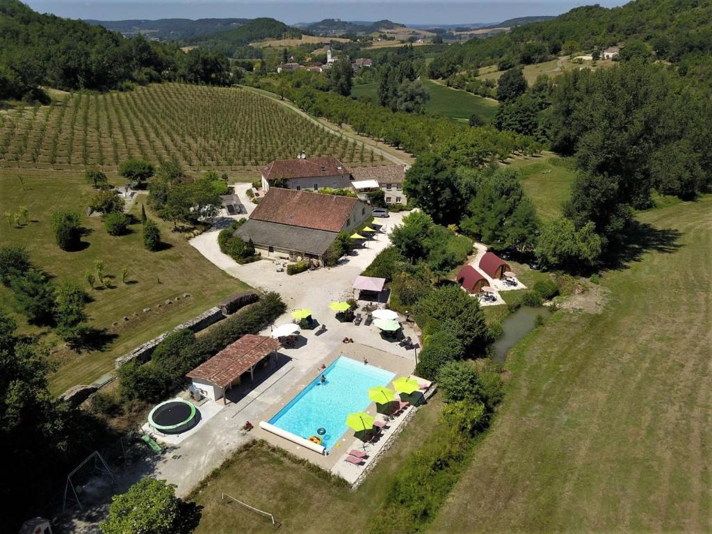 - une vue aérienne sur un domaine avec une piscine dans l'établissement La Bordette, à Valeilles