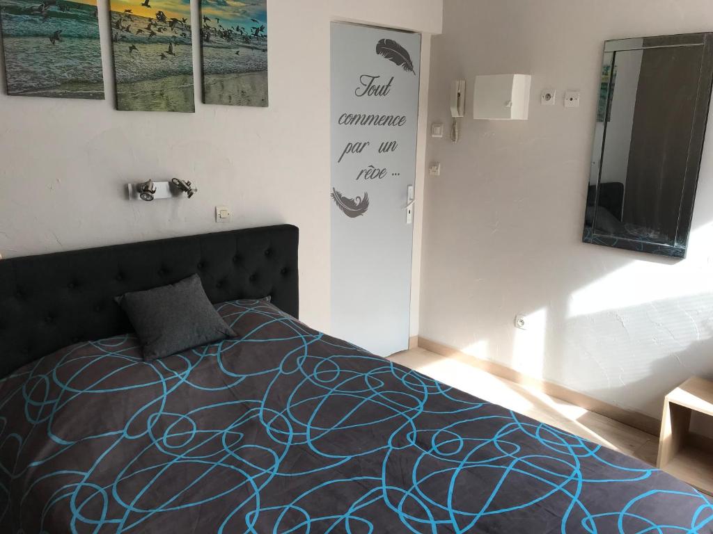a bedroom with a bed and a television in it at Lumineux T2 Vieille ville 3 pers parking gratuit - by La Source d&#39;OrFée in Boulogne-sur-Mer