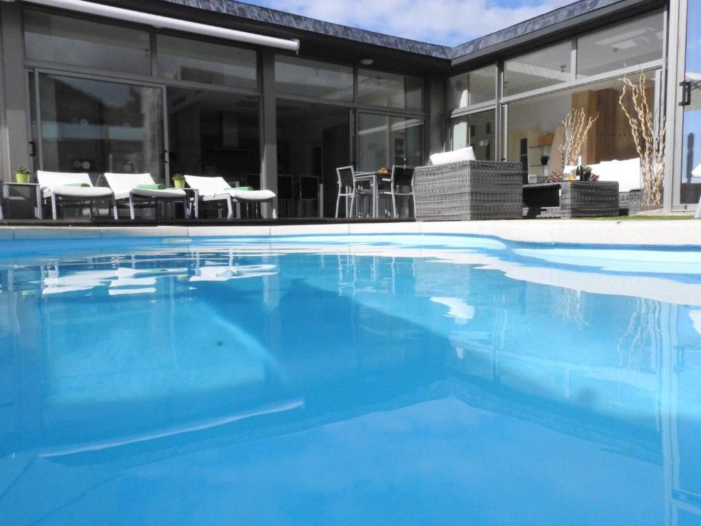 una piscina frente a una casa en Opal Villa de Luxe, en La Playa de Tauro