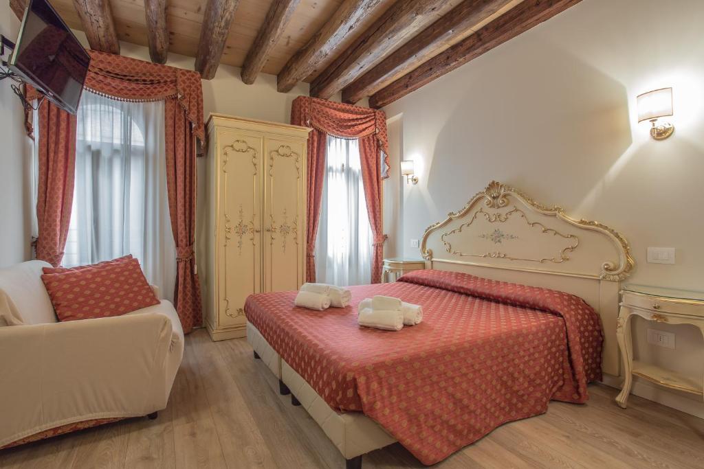 um quarto com uma cama com duas toalhas em Sweet Home Venice em Veneza