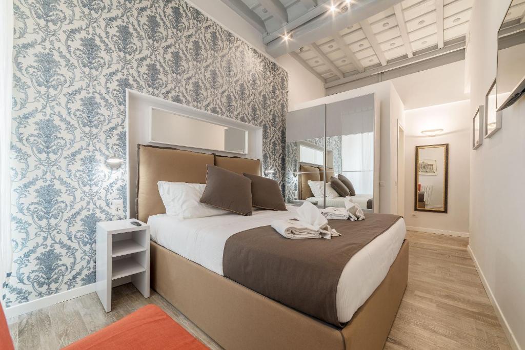 um quarto com uma cama grande num quarto em CS Exclusive Campo de Fiori Palace em Roma