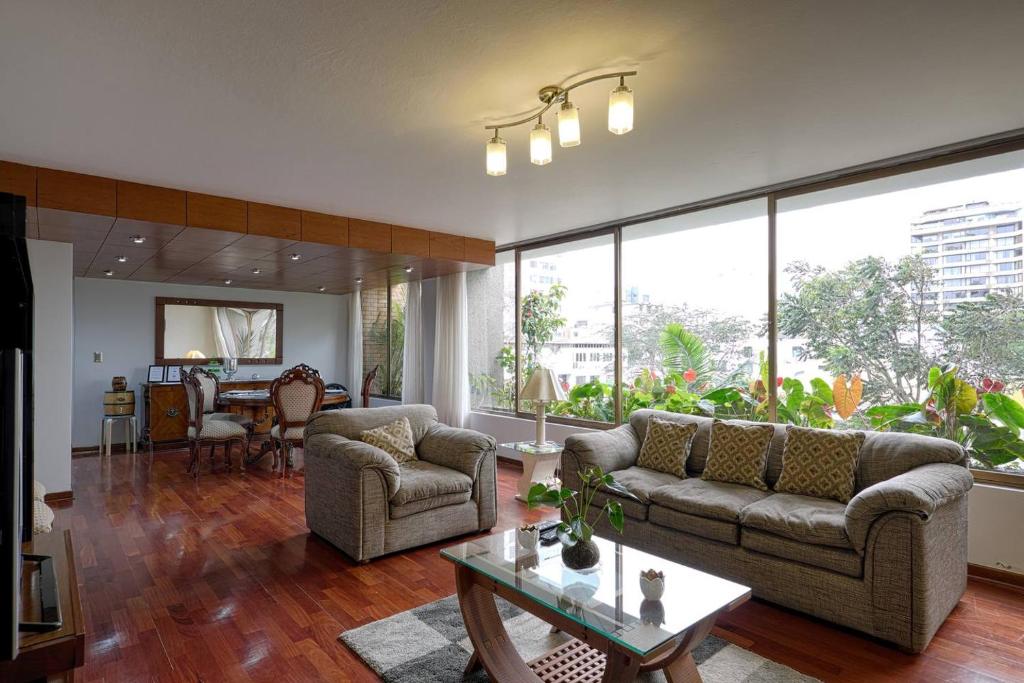 Sala de estar con 2 sofás y mesa en Departamento en San Isidro, Lima, en Lima