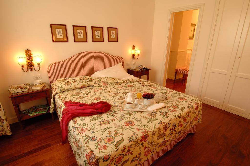 Postel nebo postele na pokoji v ubytování Marignolle Relais & Charme - Residenza d'Epoca
