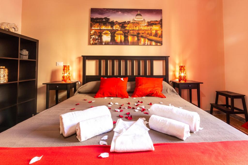 A bed or beds in a room at Traveller’s Home in Gourmet District Near Center!
